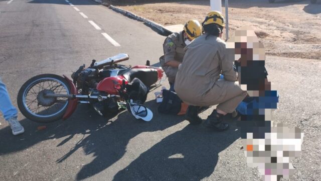 Colisão entre carro e moto deixa homem ferido no bairro São João, em Catalão
