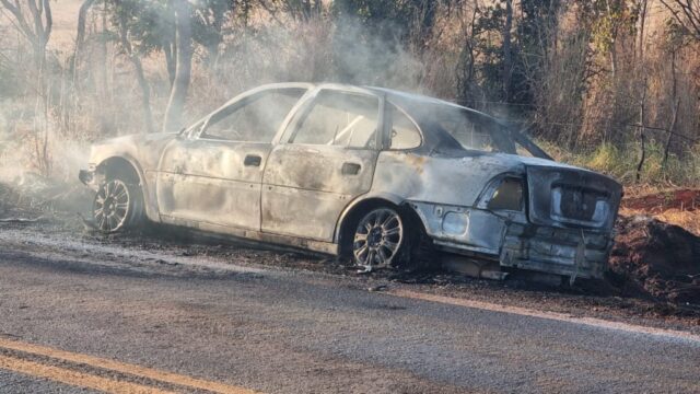 Bombeiros combatem incêndio em carro na GO-330 entre Ouvidor a Catalão