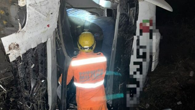 Tombamento de caminhão na BR 050 deixa condutor ferido em Araguari