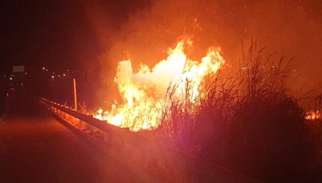 Corpo de Bombeiros combate incêndio de grandes proporções na GO-330, em Catalão