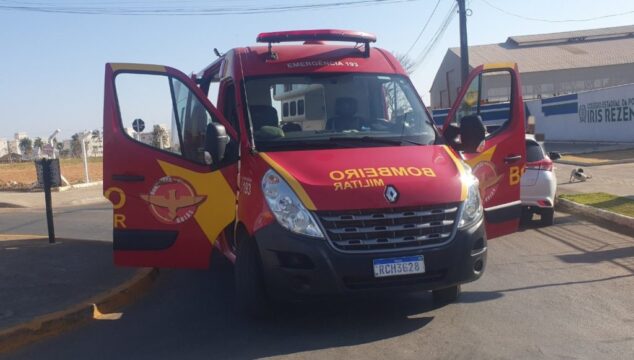 Mãe e filho ficam feridos em acidente entre carro e moto em Catalão