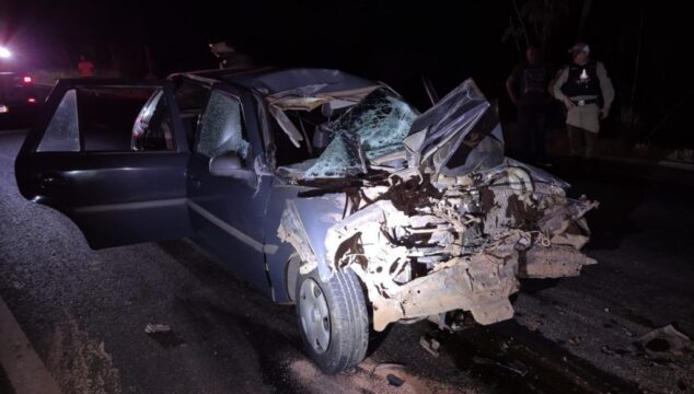 Colisão traseira entre carro e caminhão deixa três feridos na MG-190 em Abadia dos Dourados