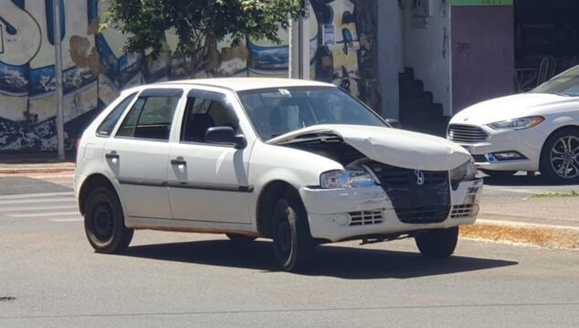 Acidente em cruzamento movimentado de Catalão deixa veículos danificados; ninguém se feriu