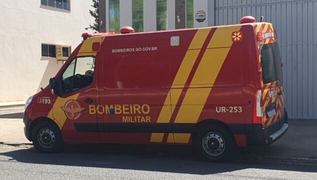 Homem fica ferido em colisão entre carro e moto em Catalão