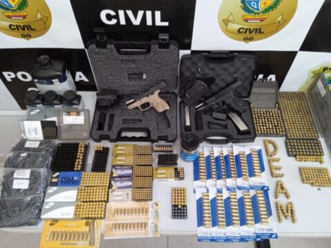 DEAM Catalão cumpre mandado de busca e apreende armas de fogo e centenas de munições