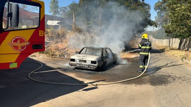 Corpo de Bombeiros combate incêndio em veículo no bairro Jardim Paraíso, em Catalão