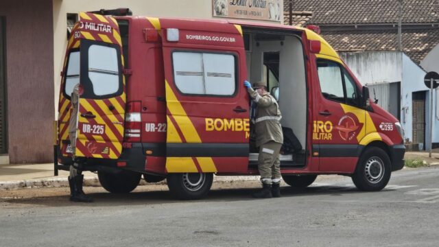 Homem fica ferido após acidente entre veículo utilitário e moto em Catalão