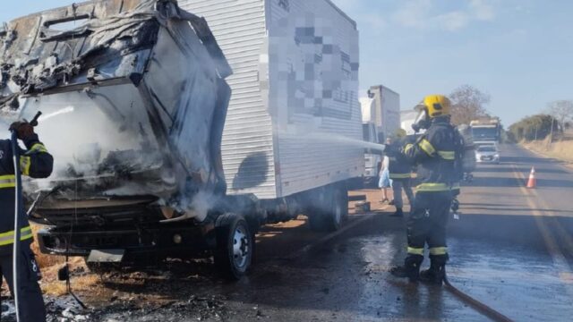 Incêndio em caminhão baú mobiliza Corpo de Bombeiros na GO-330, em Ipameri