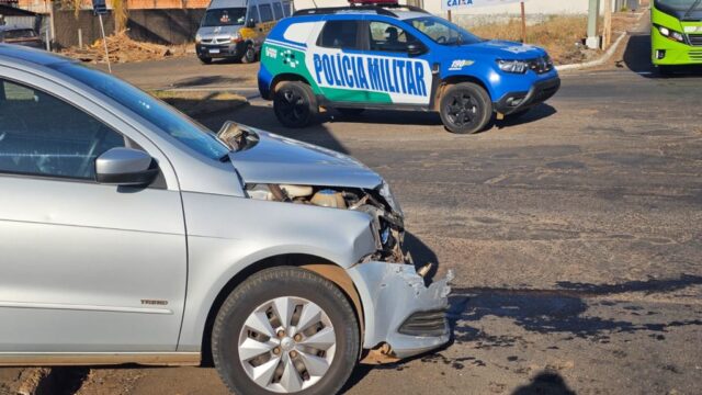 Motorista fica ferido em colisão entre dois carros em Catalão; vídeo