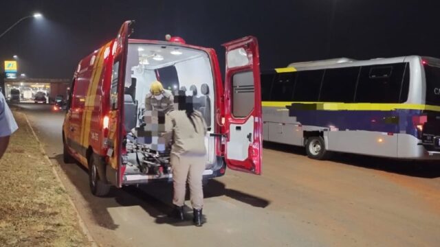 Motociclista fica ferida após colisão com micro-ônibus em Catalão