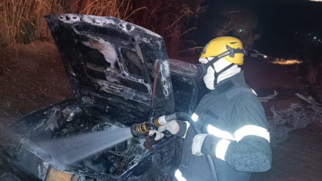 Em Caldas Novas: Corpo de Bombeiros combatem incêndio em veículo