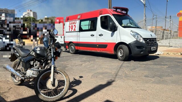 Homem fica ferido após colisão entre carro e moto em Catalão