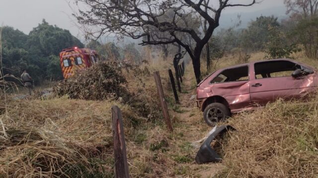 Saída de pista seguida de capotamento deixa duas pessoas feridas na GO-330 em Ipameri