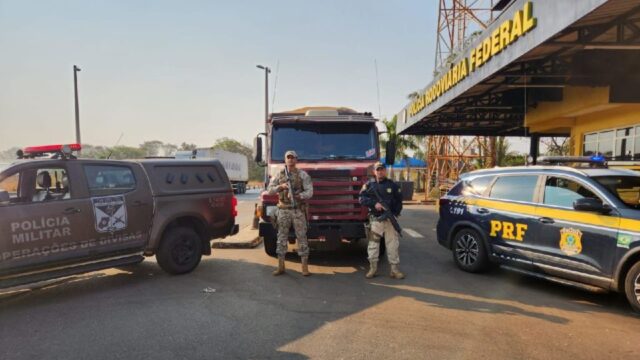 Operação conjunta entre PRF e PMGO recupera carga roubada de fraldas geriátricas em Uberlândia (MG)