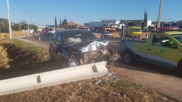 Motorista perde controle de veículo e colide com poste na alça de acesso à BR-050 em Catalão