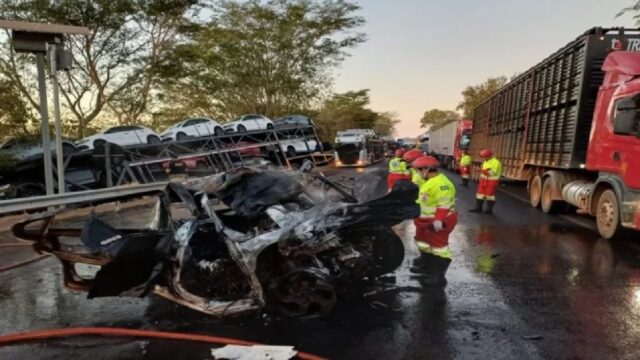 Colisão entre carro e carreta cegonha deixa motorista morto na BR-153, em Porangatu