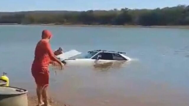 Carro perde freios e vai parar dentro do Lago Corumbá