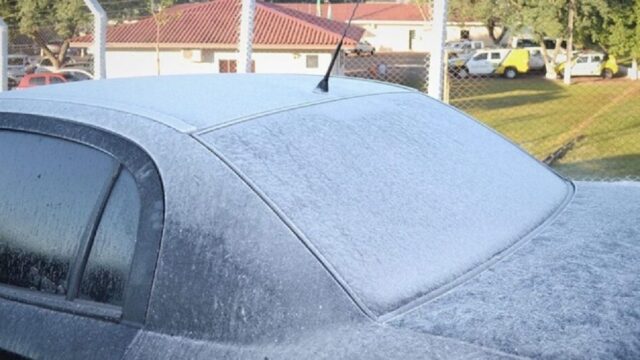 Carro amanhece coberto de gelo em Morrinhos