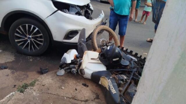 Motociclista sofre fratura exposta e passageiro fica ferido em acidente de trânsito em Pires do Rio