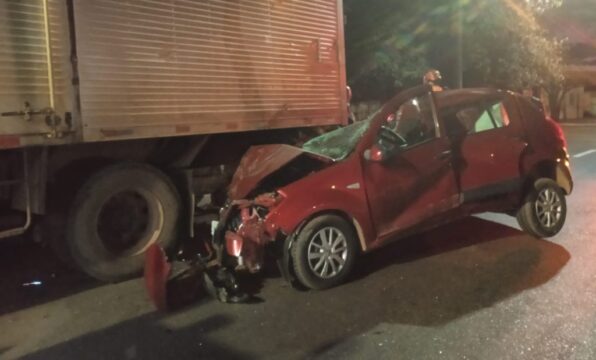 Colisão entre carro e caminhão deixa motorista ferido em Araguari