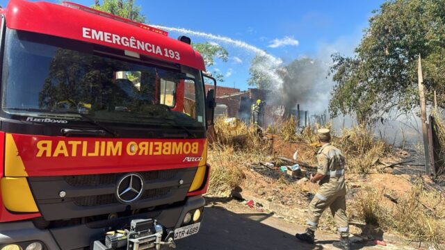 Incêndio em depósito de materiais recicláveis mobiliza bombeiros em Catalão