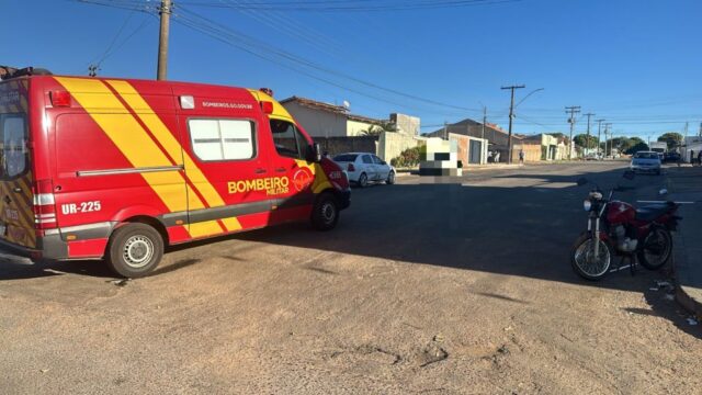 Acidente de trânsito entre carro e moto deixa duas pessoas feridas em Catalão