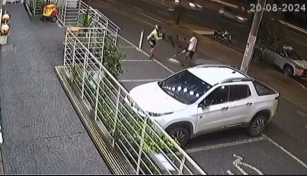 VÍDEO: Funcionário de loja armado com cassetete salva ciclista de roubo na Av. Rondon Pacheco em Uberlândia