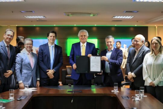 Caiado assina contrato para Albert Einstein gerir Hospital de Urgência de Goiânia (HUGO)