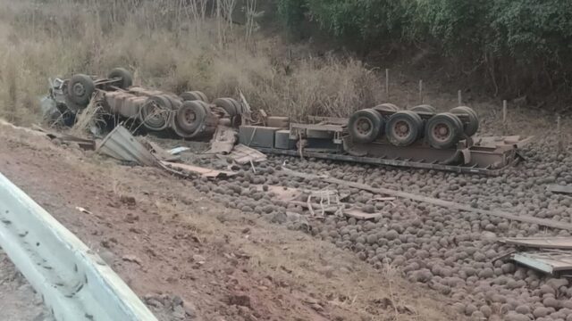 Carreta carregada com abóboras tomba e motorista fica ferido na BR-050, em Cumari