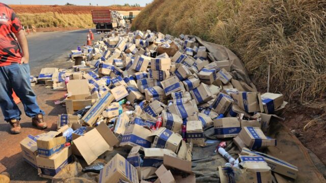 Caminhão carregado com produtos de limpeza se envolve em acidente na BR-050, em Catalão