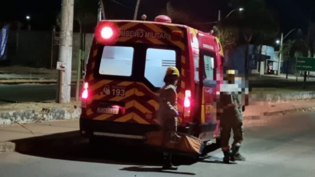 Motociclista fica ferido após ser fechado por carro em Catalão; motorista fugiu sem prestar socorro