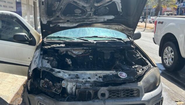 Corpo de Bombeiros de Catalão é acionado para combater incêndio em veículo na Avenida Raulina Fonseca Paschoal