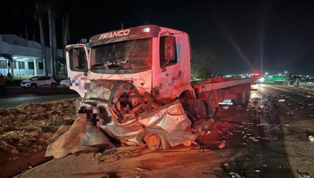 Motorista morre após ter carro esmagado em batida com caminhão-guincho na BR-365, em Patos de Minas