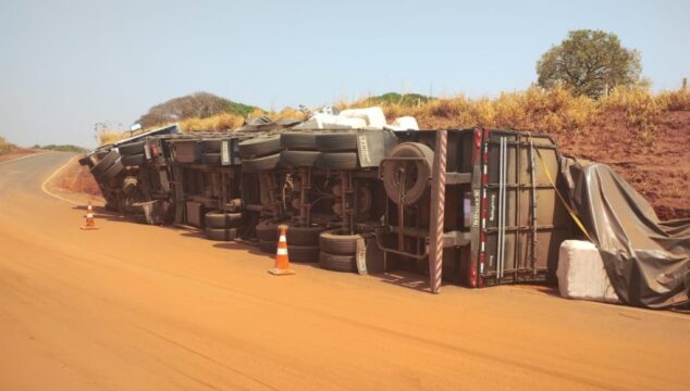 Carreta carregada de plumas de algodão tomba na BR-050, em Catalão