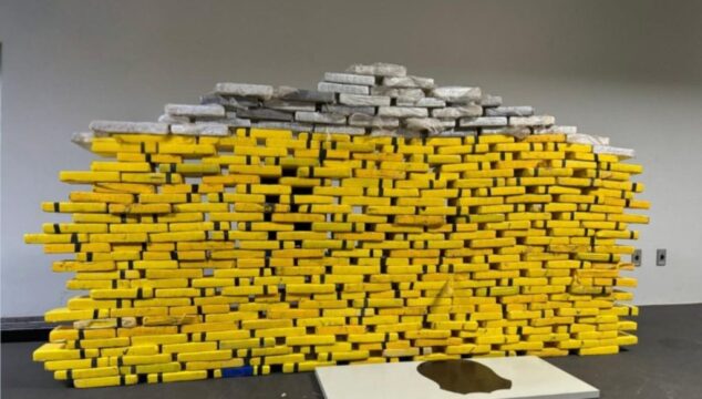 Carreta é flagrada com 300 kg de pasta base de cocaína escondidos no assoalho em Uberlândia