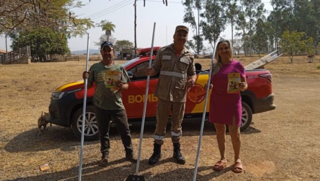 Bombeiros distribuem abafadores e material educativo na zona rural de Anhanguera como parte da Operação Cerrado Vivo