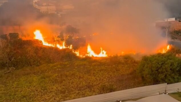 Incêndio em lote baldio no Bairro São José ameaça condomínio e mobiliza Corpo de Bombeiros em Catalão