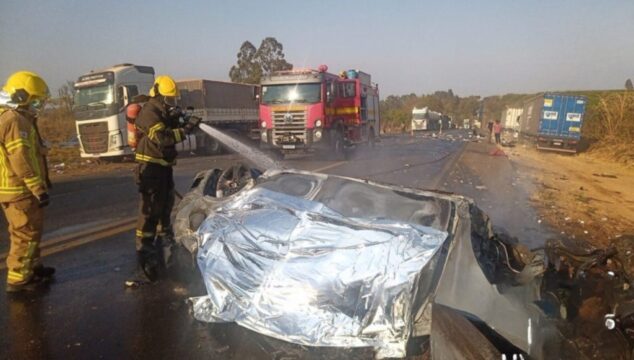 Acidente entre dois carros e um caminhão deixa 4 mortos na BR-365, em Patrocínio