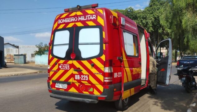 Mulher fica ferida após colisão entre carro e moto em Catalão