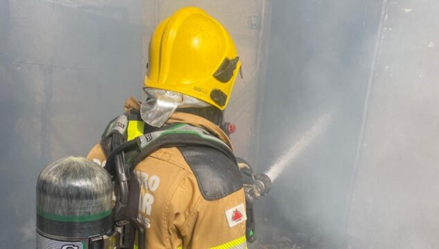 Incêndio destrói residência no bairro Santa Helena em Araguari; suspeita de crime é investigada
