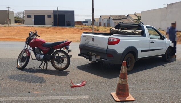 Homem fica ferido após colisão entre picape e moto em Catalão