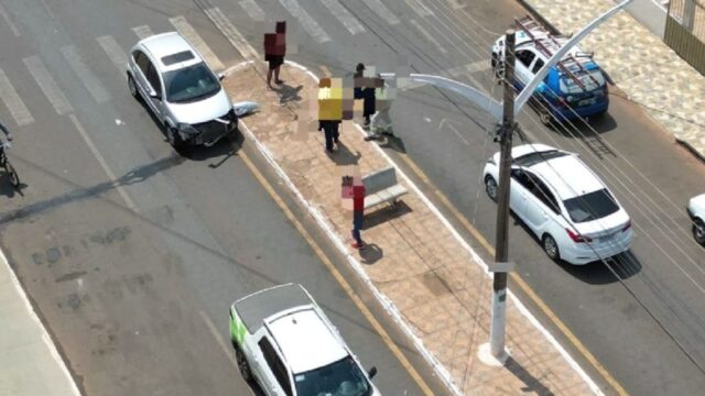 Acidente de trânsito entre dois carros é registrado no centro de Ouvidor