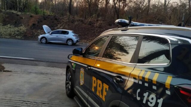 Mulher é presa pela PRF de Goiás com veículo roubado que recebeu de presente do marido