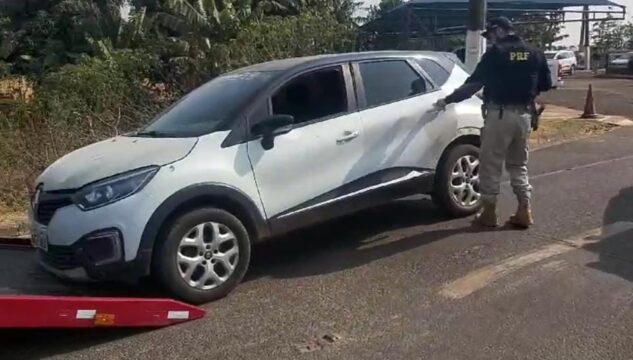 PRF apreende veículo com R$ 50 mil em débitos na BR-050, em Catalão