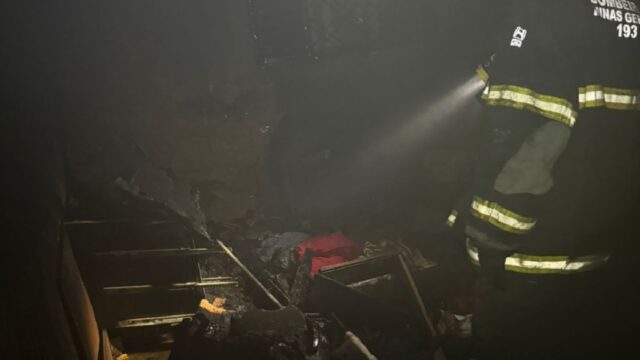 Bombeiros de Araguari combatem incêndio em residência