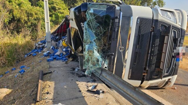 Carreta carregada de cerveja tomba em alça de trevo na BR-050 em Catalão; motorista tem lesões leves