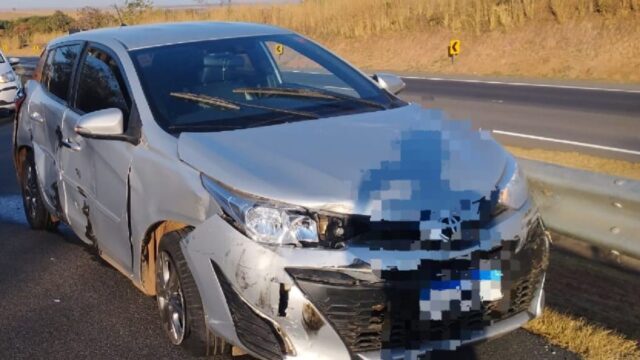 Carro colide com veículo de grande porte e bate em guard rail na BR-050, em Catalão