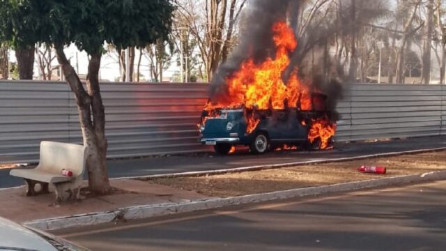 Kombi fica totalmente destruída após incêndio em Ouvidor