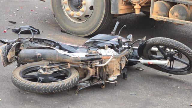 Motociclista fica gravemente ferido após colisão com carro e ser arremessado debaixo de caminhão em Catalão