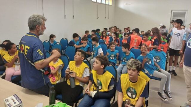 PRF em Catalão recebe alunos do PAT em sua base operacional